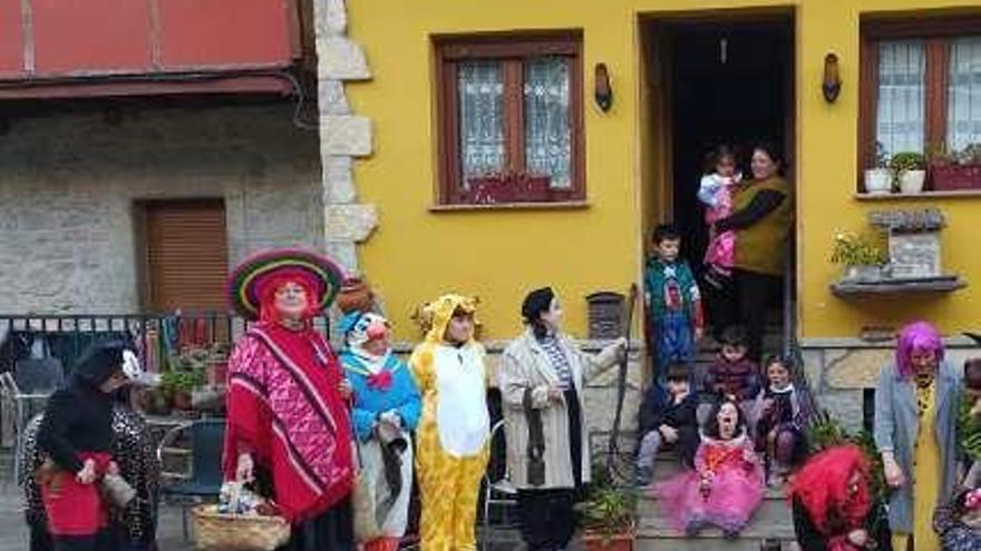 Participantes en la fiesta de Sobrefoz.