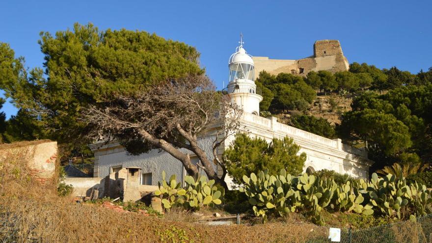 El far de Roses amb el castell de la Trinitat.