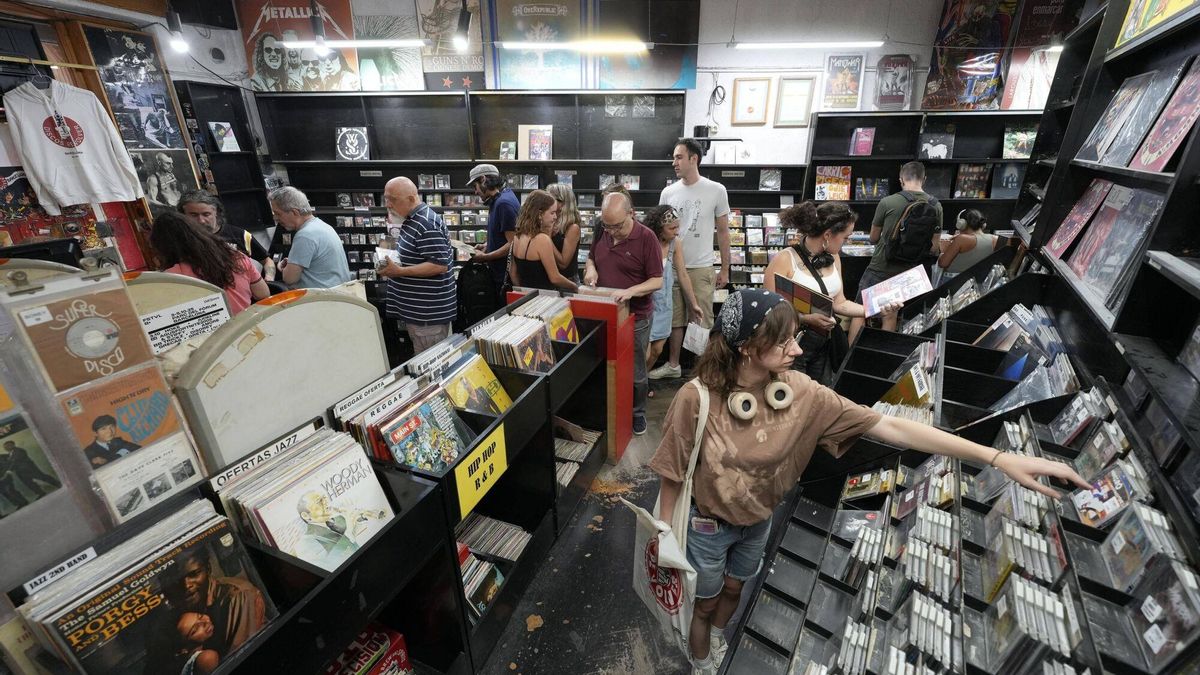 Los clientes vacían las cubetas de Discos Revolver, esta semana.