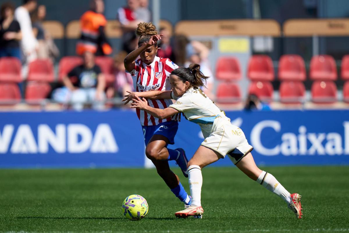 Samara choca con Luany en un lance de la primera mitad.