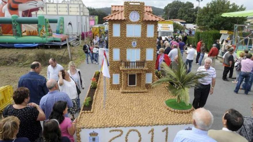 Imagen del Concello de Coristanco elaborada con patatas en el concurso del año pasado. / víctor echave