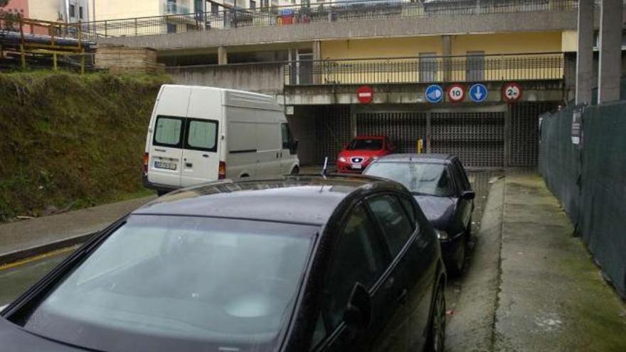 Vehículos estacionados en el acceso principal al parking, cerrado en octubre de 2009.  // Bernabé/Javier Lalín