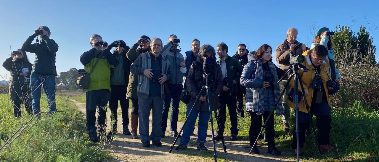 Participantes en la ruta ornitológica que abría la temporada en SEO BirdLife y PIO, en la isla de A Toxa.