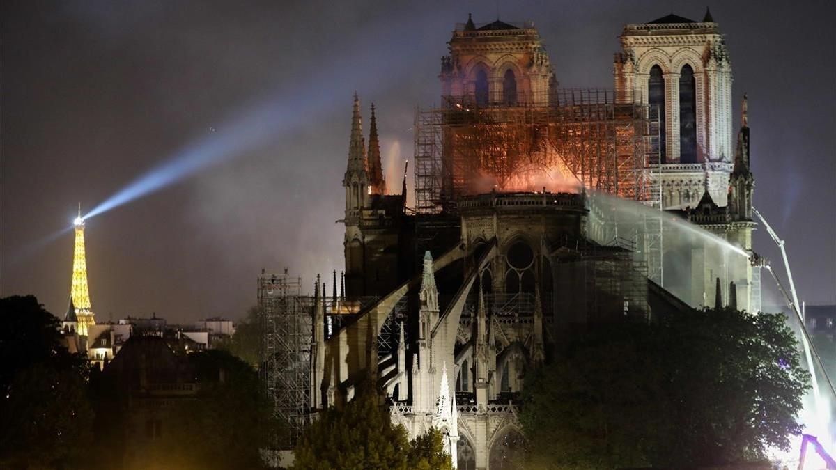 Tareas de extinción del incendio en la catedral de Notre Dame