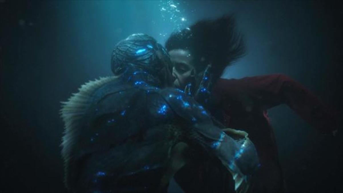 Escena de amor en 'La forma del agua', de Guillermo del Toro.