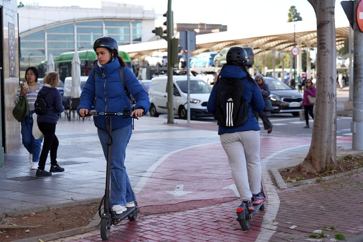 Dos usuarias de patinetes en la vía pública de Castelló.
