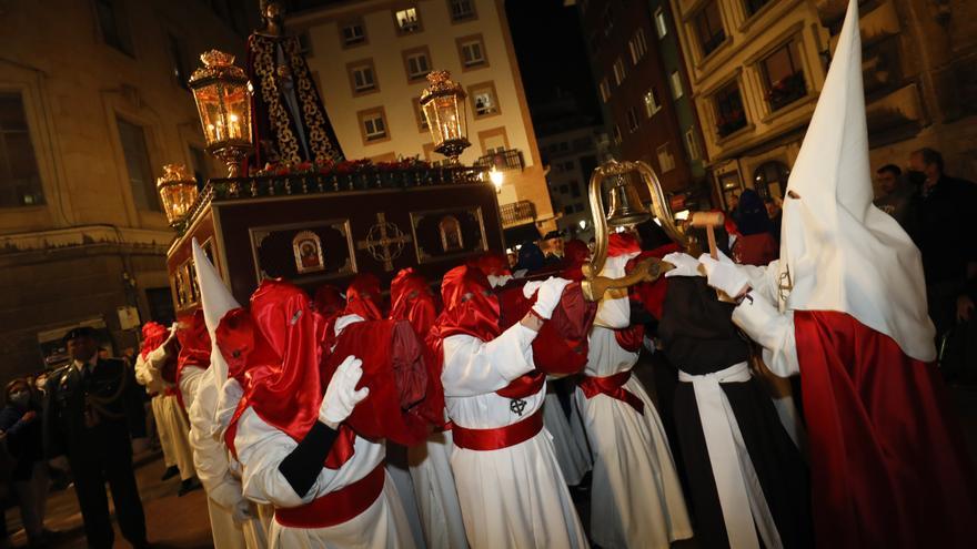 El Cautivo renueva la tradición en Oviedo con el reto del indulto y el retorno de los braceros