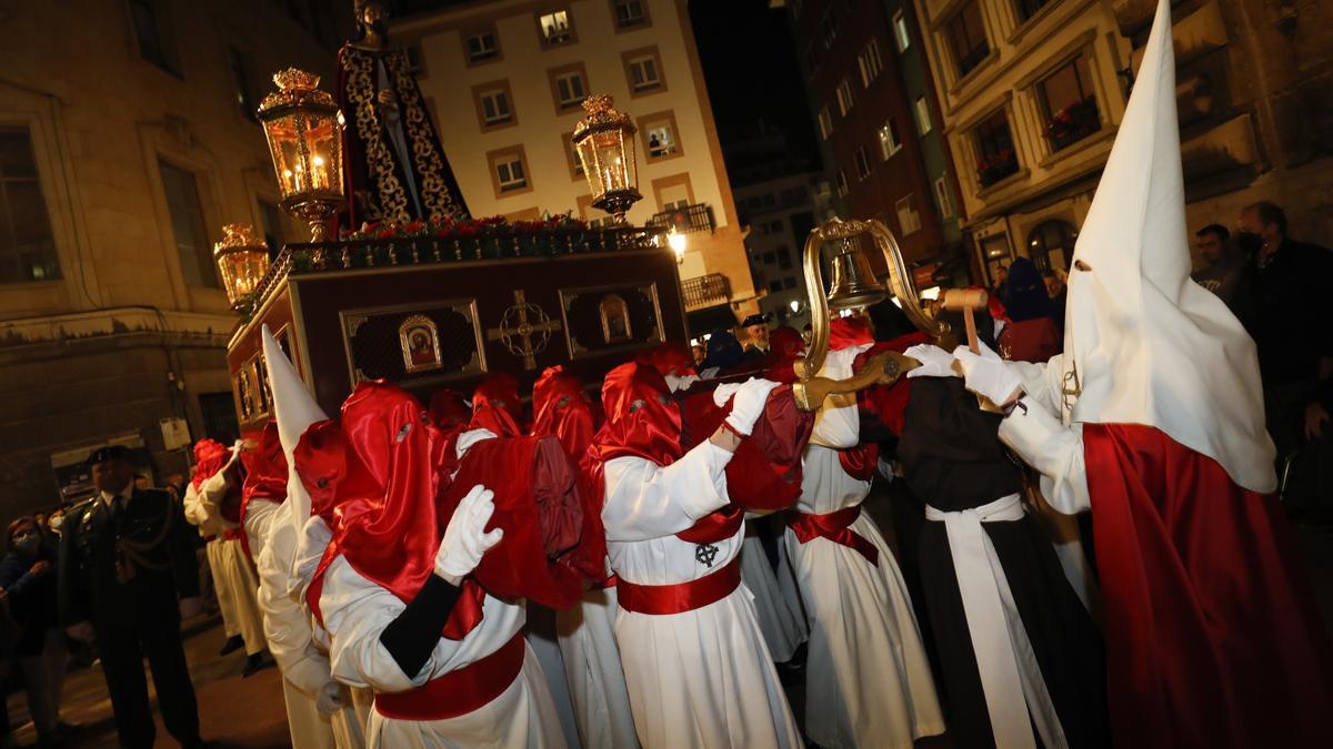 EN IMÁGENES: La imagen de Jesús Cautivo vuelve a recorrer las calles de Oviedo