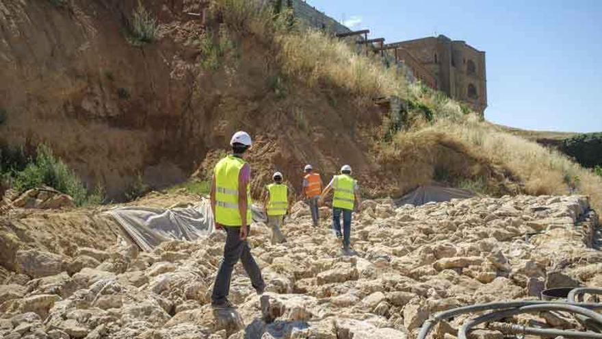 Técnicos de Geocisa se aproximan a una zona con filtraciones de agua en los Cuestos de la Mota.