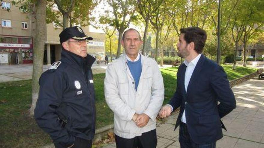 Tomás Antón, Luis Bernardo y Antidio Fagúndez en el barrio de Las Viñas.