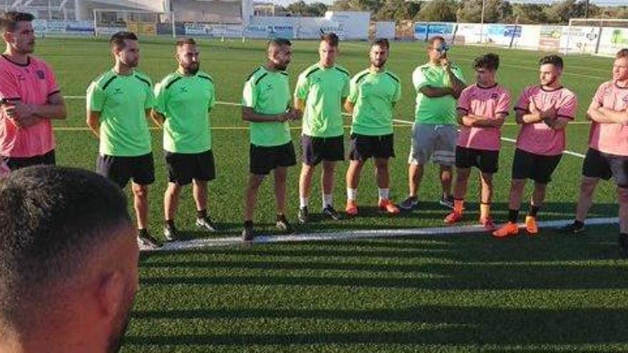 El nuevo cuerpo técnico del Formentera se dirige a sus jugadores antes del primer entrenamiento.