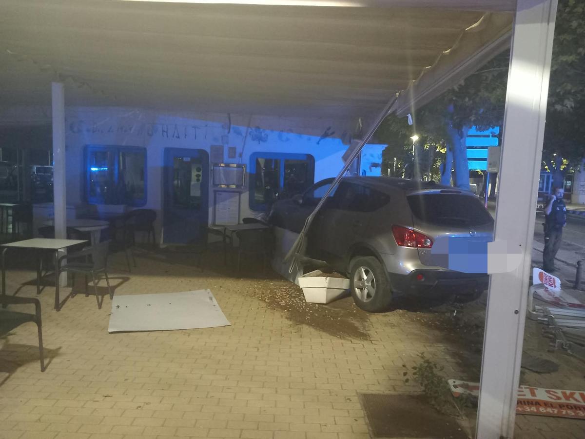 El coche ha entrado a las bravas en el restaurante