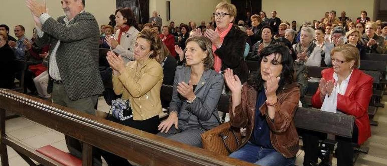 Vecinos y gobierno local aplaudieron al homenajeado. // Bernabé / J. Lalín