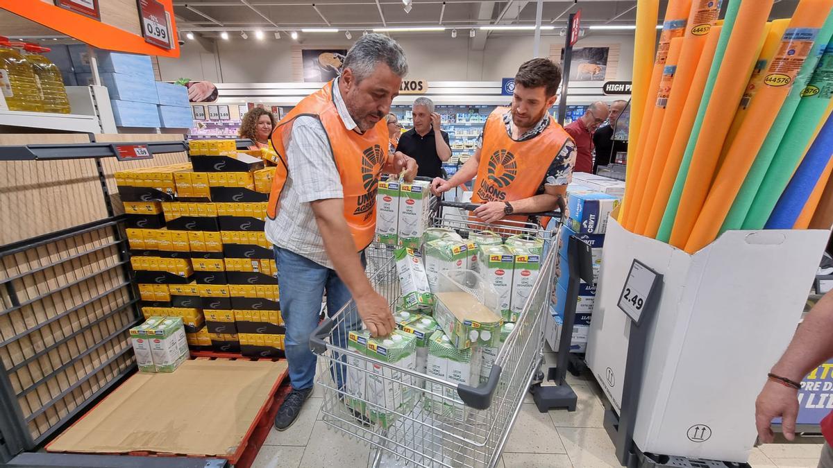 Alerta ante una posible estrategia coordinada de 16 cadenas de la distribución para hundir los precios de la leche
