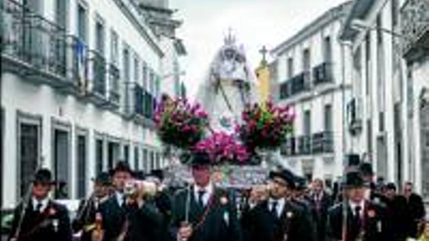 Miles de personas acompañan a la Virgen de Luna