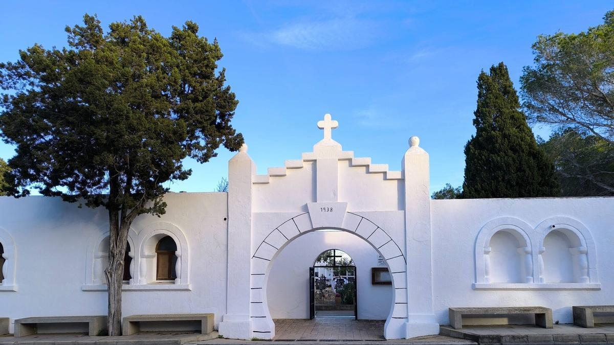 Fachada del cementerio de Sant Francesc de Formentera