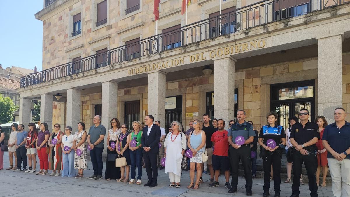 Minuto de silencio en la plaza de la Constitución contra los feminicidios y la violencia de género.