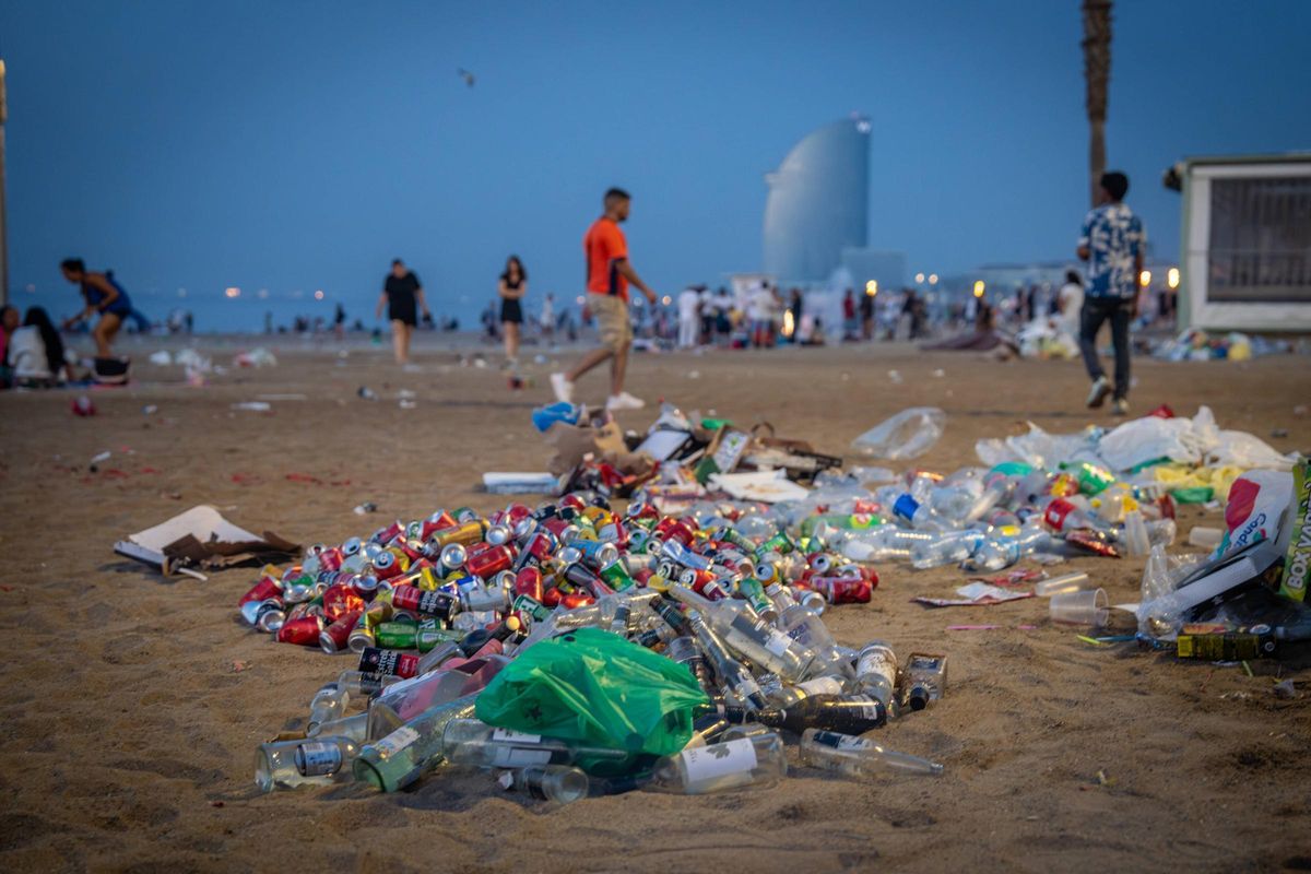 Limpieza de las playas de Barcelona tras la verbena de Sant Joan 2025