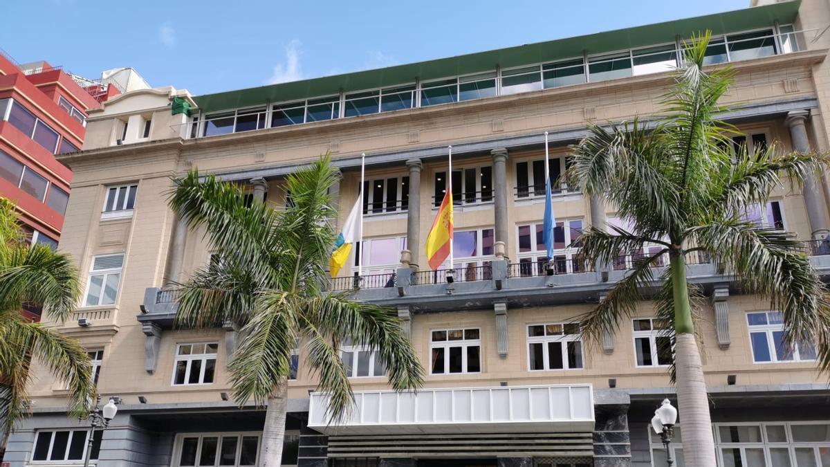 Imagen de la entrada principal del Real Casino de Tenerife, situado en la plaza de la Candelaria de Santa Cruz.