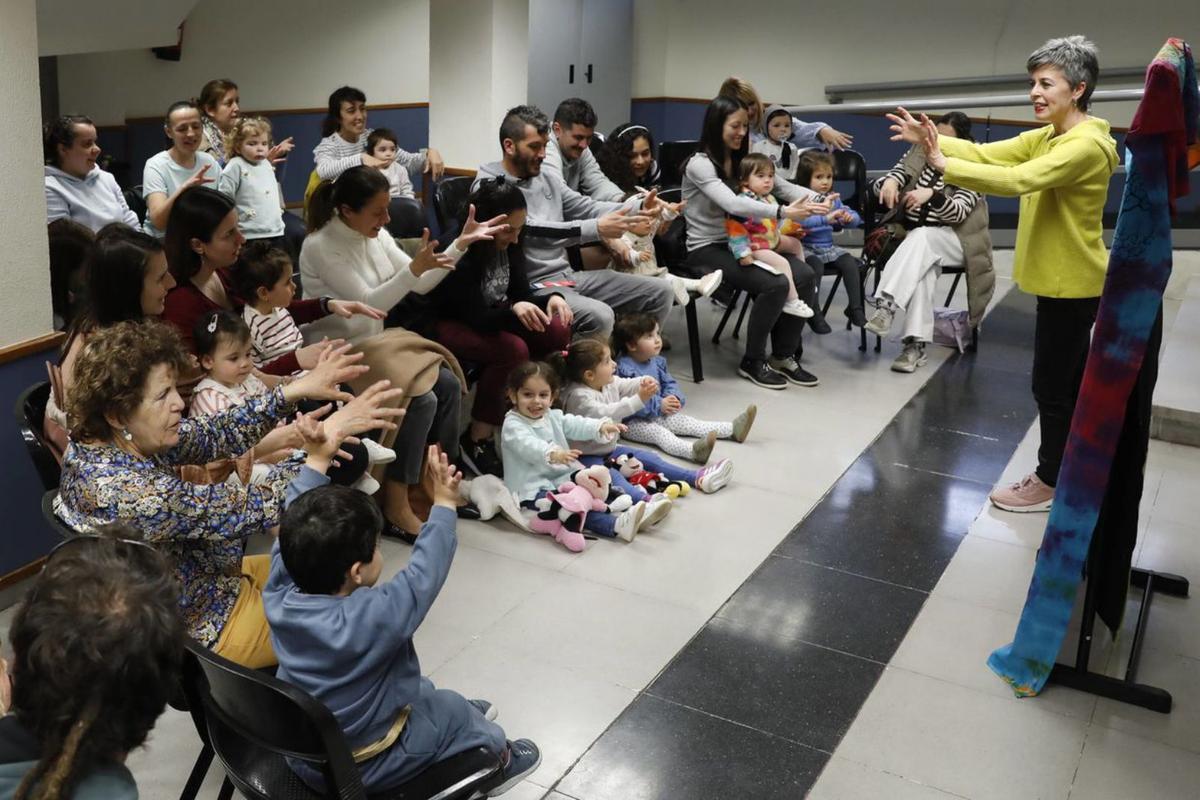 A la derecha, Ana Capilla, en el «Bebecuentos» de la biblioteca de Pumarín.