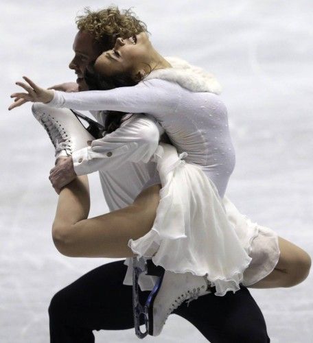 Los estadounidenses Madison Chock y Evan Bates realizan su actuación en el campeonato mundial por equipos de patinaje artístico de Tokyo
