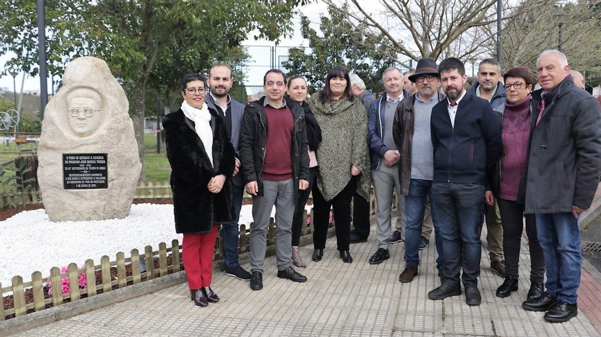 MONOLILTO INAUGURADO AYER EN LA PLAZA FRENTE A LA CASA RECTORAL DE LA PARROQUIA DE GUISAMO, EN HOMENAJE A JOSE GARCIA VERDIA, EL CURA POLIGLOTA QUE PROMOVIO LA PRIMERA TRAIDA DE AGUAS A LA LOCALIDAD EN MARZO DE 1970, HACE AHORA 50 AÑOS. AL ACTO ACUDIERON FAMILIARES DEL PARROCO, REPRESENTANTES DEL CONCELLO Y DE LA ASOCIACION JOSE GARCIA VERDIA. INAUGURACION