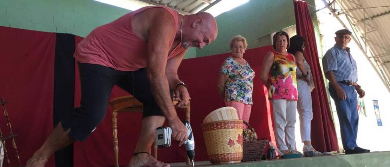 Jorge Estrada acondiciona el escenario ante la atenta mirada del grupo &quot;Garapiellu&quot;, antes de su actuación.