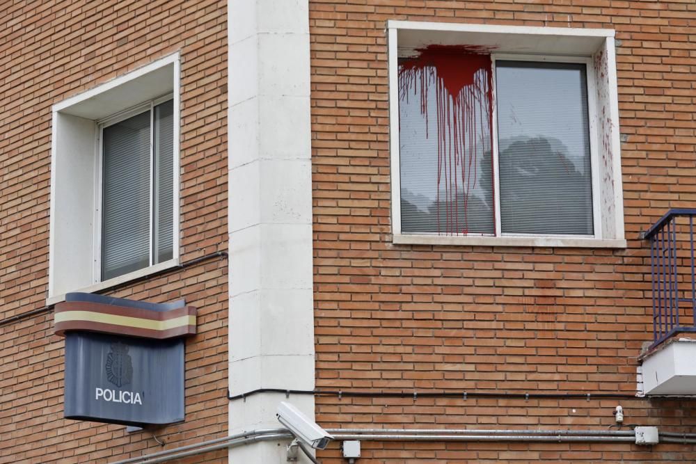 Llancen una bengala i pintura contra la comissaria de la policia nacional de Girona