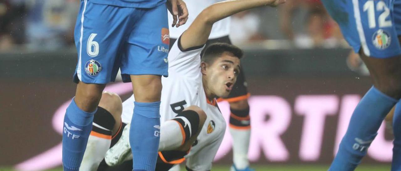 Maxi Gómez, en el suelo, nada más rematar de chilena en el gol del empate del Valencia CF.