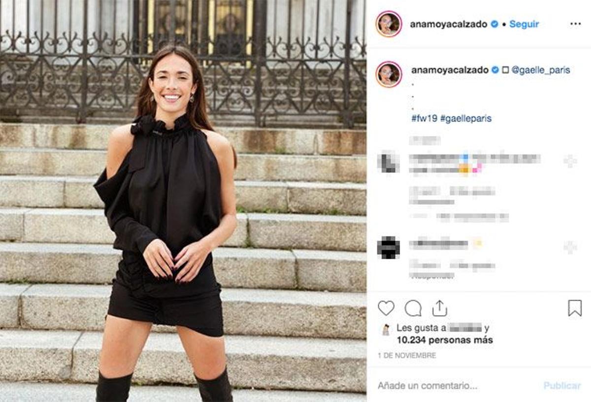 Ana Moya con vestido corto de mangas asimétricas de Gaëlle Paris