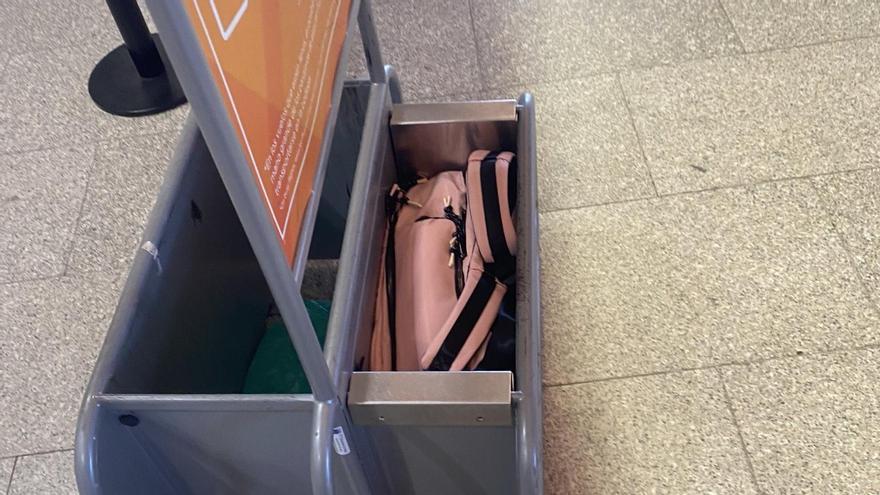 Пасажирка easyJet звинуватила авіакомпанію у свавіллі з ручною поклажею: допис став вірусним