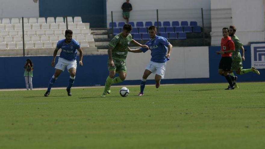 Pardo, centrocampista de La Hoya Lorca, controla el balón en el partido de ayer.