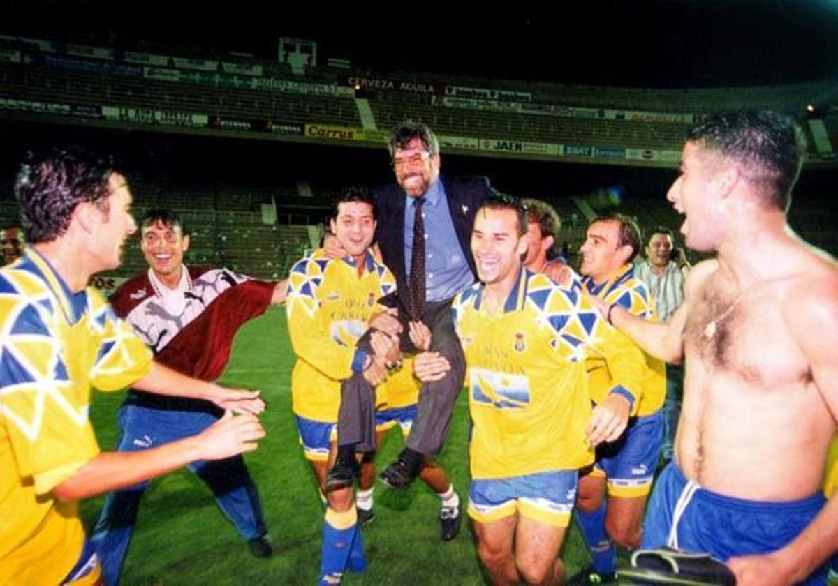 Rosales, a hombros, en el Martínez Valero en 1996.