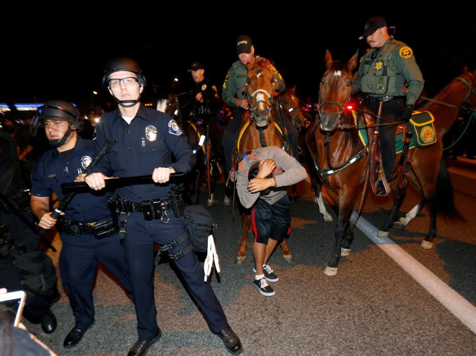 Muestras de apoyo y rechazo a Donald Trump en Costa Mesa, California