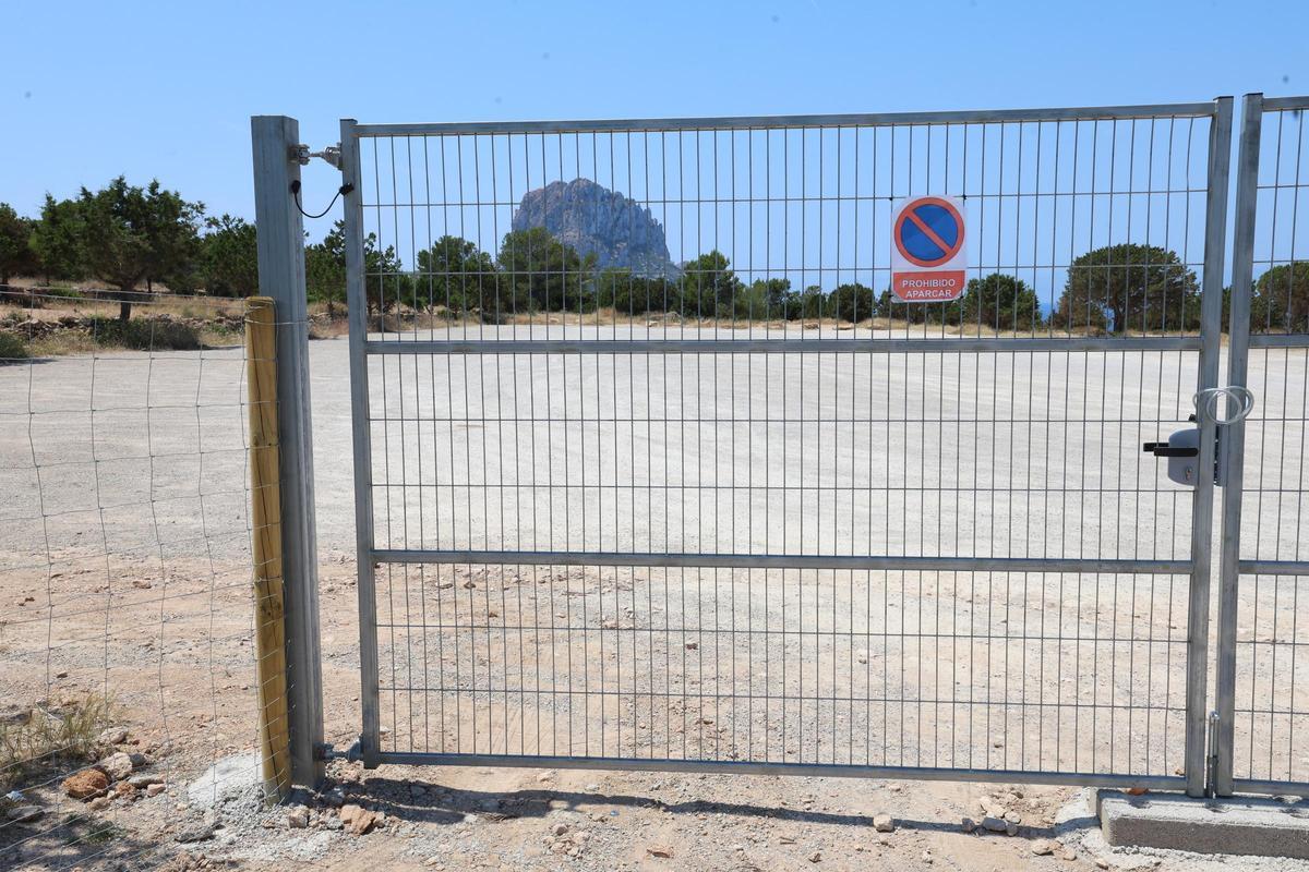 Crónica de un domingo en cala d'Hort con el aparcamiento cerrado.