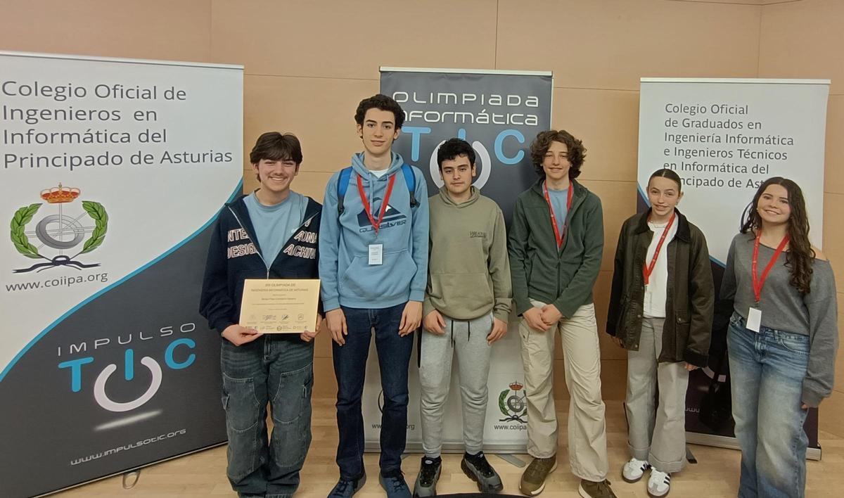 Foto de familia con los alumnos particiantes en la olimpiada informática en Asturias