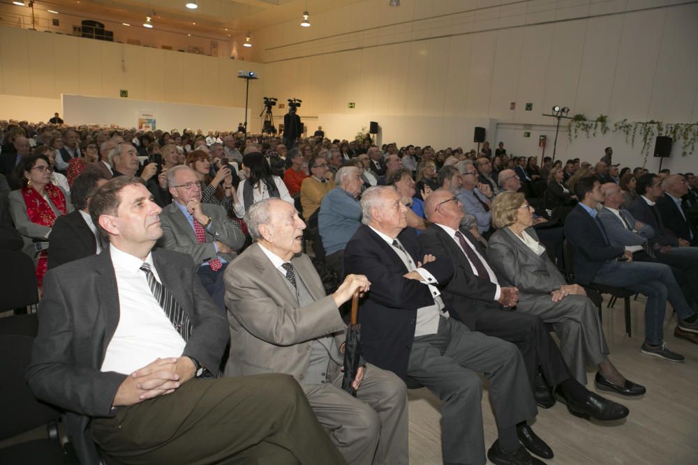 Decenas de profesores y alumnos del CEU, germen de la Universidad de Alicante, se reencuentran en un emotivo acto organizado en el campus.