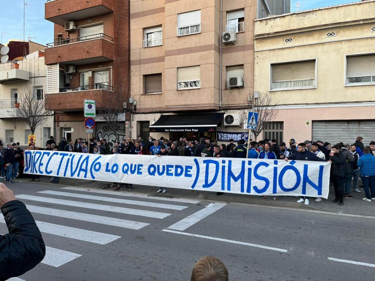 Los aficonados pericos protestan en la prevía de un partido