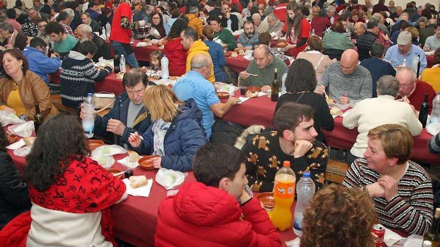 Comensales disfrutando de los callos en la fiesta de Matalobos. // Bernabé/Juan Carlos Asorey