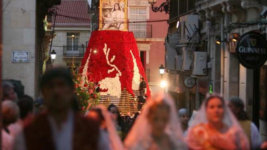 La Ofrenda a la patrona se realiza en un catafalco en la plaza de Abad Penalva.