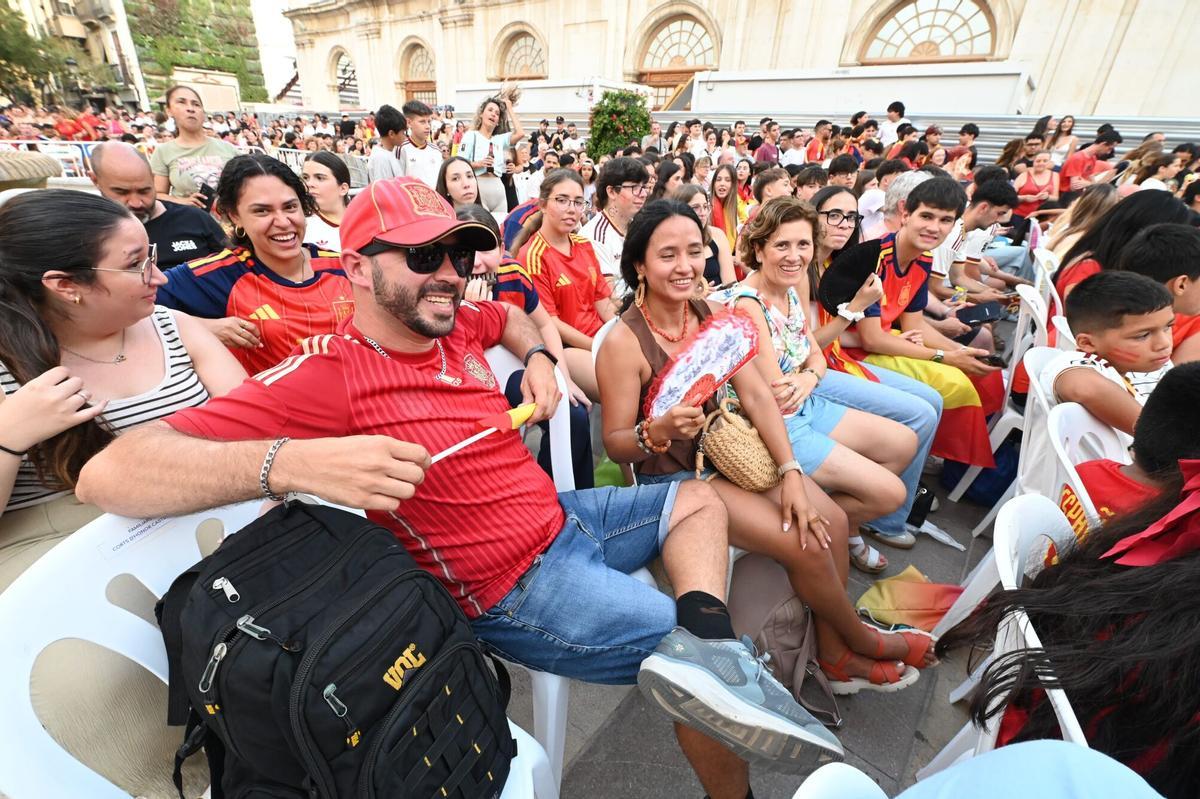 Los aficionados vibran desde la Plaza Mayor. Los aficionados vibran desde la Plaza Mayor.