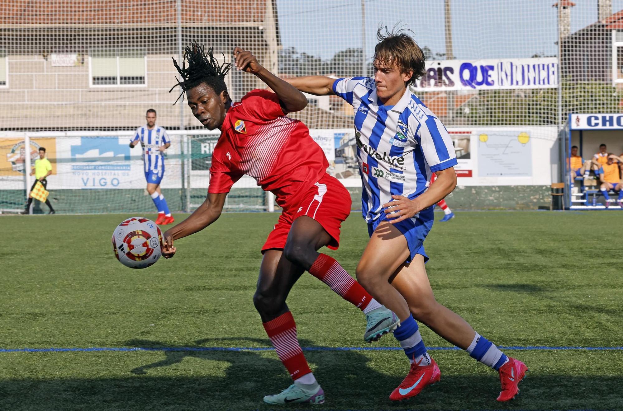 Jugadores del Gran Peña y del Valladares luchan por el balón