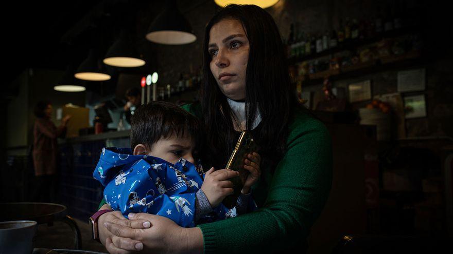 Nooria Fakhree, afgana de 30 años, esposa del periodista refugiado en Barcelona, con su hijo pequeño.