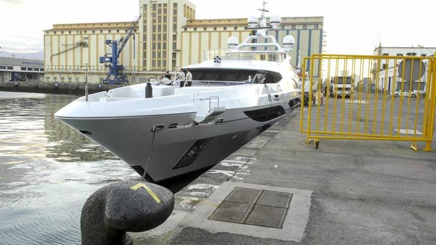 Illusion V, yate de lujo atracado en el Muelle de Rivera