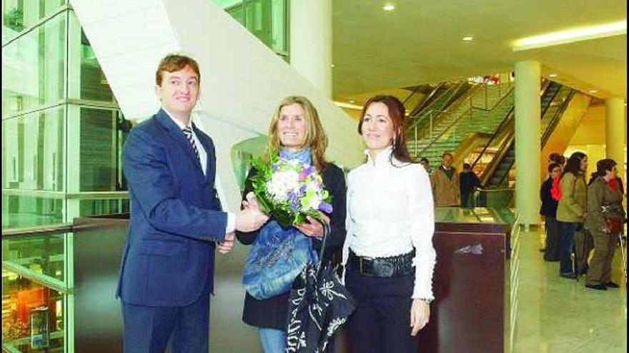 Lola Iturralde es recibida a su llegada a Espacio Buenavista por Adolfo Colino y  Paula Alonso, la responsable de marketing del centro comercial.