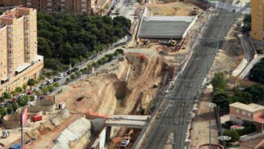 Imagen aérea de las obras de acceso del AVE a Alicante. Al fondo los tinglados a proteger.