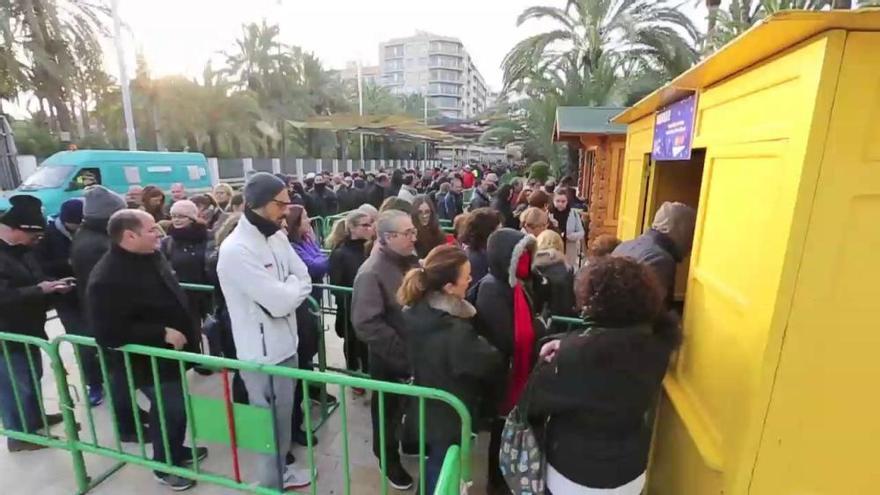 Colas de horas en Elche para comprar las entradas para la Cabalgata de Reyes