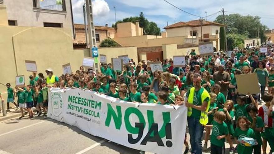 Imatge de la manifestació del passat 2 de juny a Verges per reclamar un nou centre escolar.