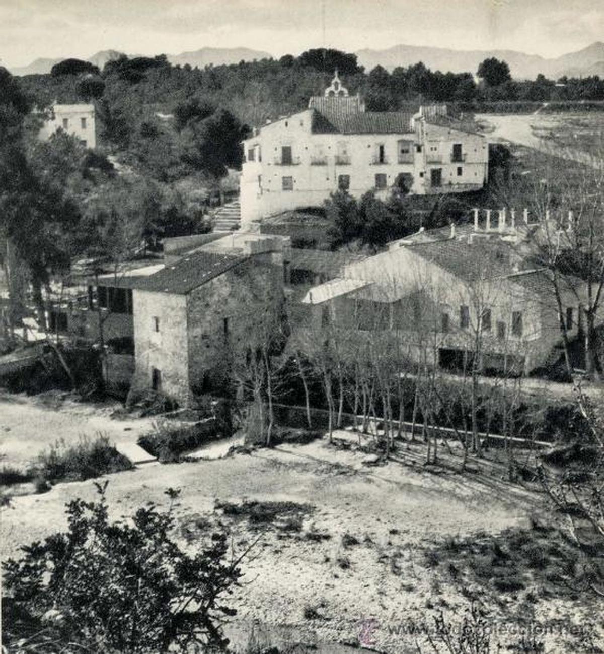 Imagen de principios del siglo XX, con la ermita al fondo y una escasa vegetación en la zona.