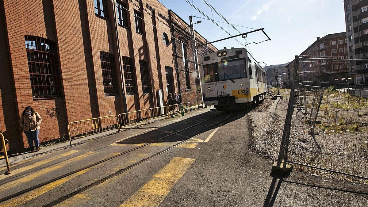 El tren de la línea de Feve circula por La Felguera. | Miki López